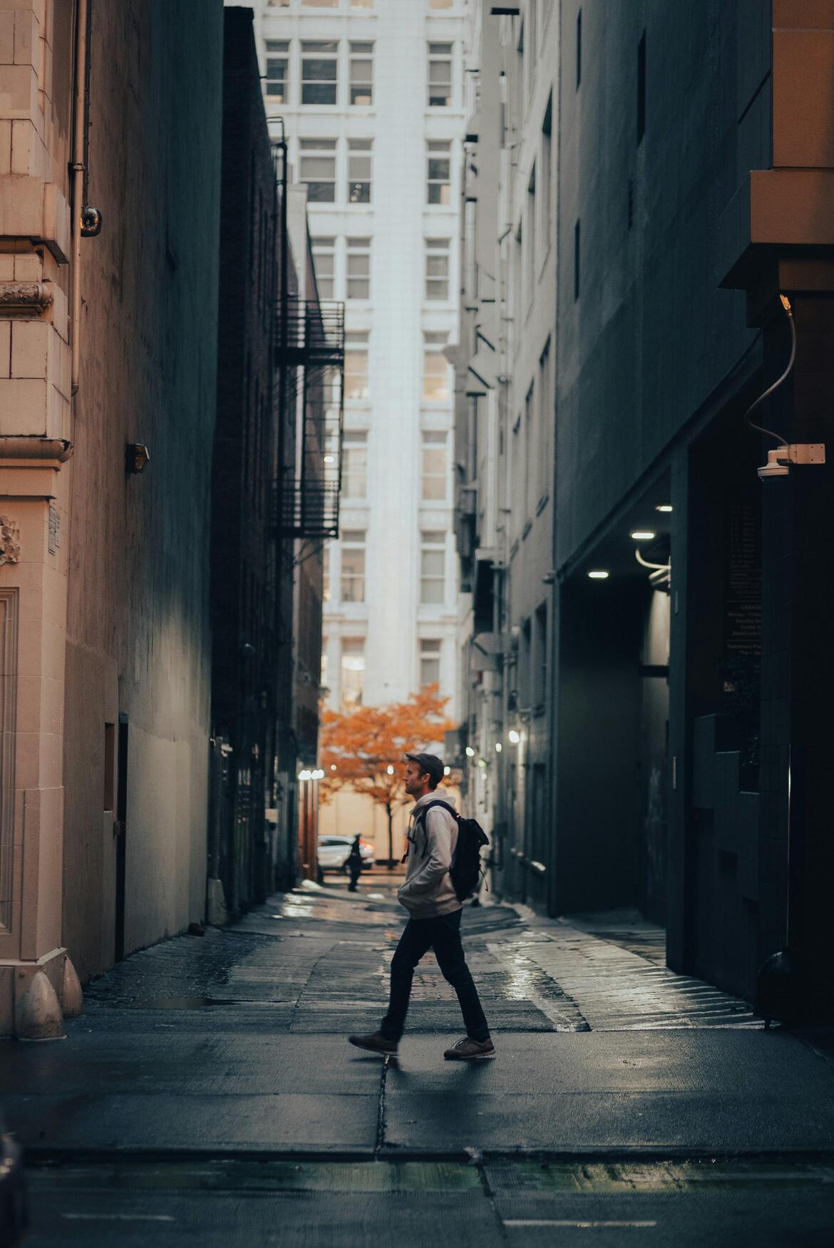 Imagen de bienvenida, persona cruzando la calle.